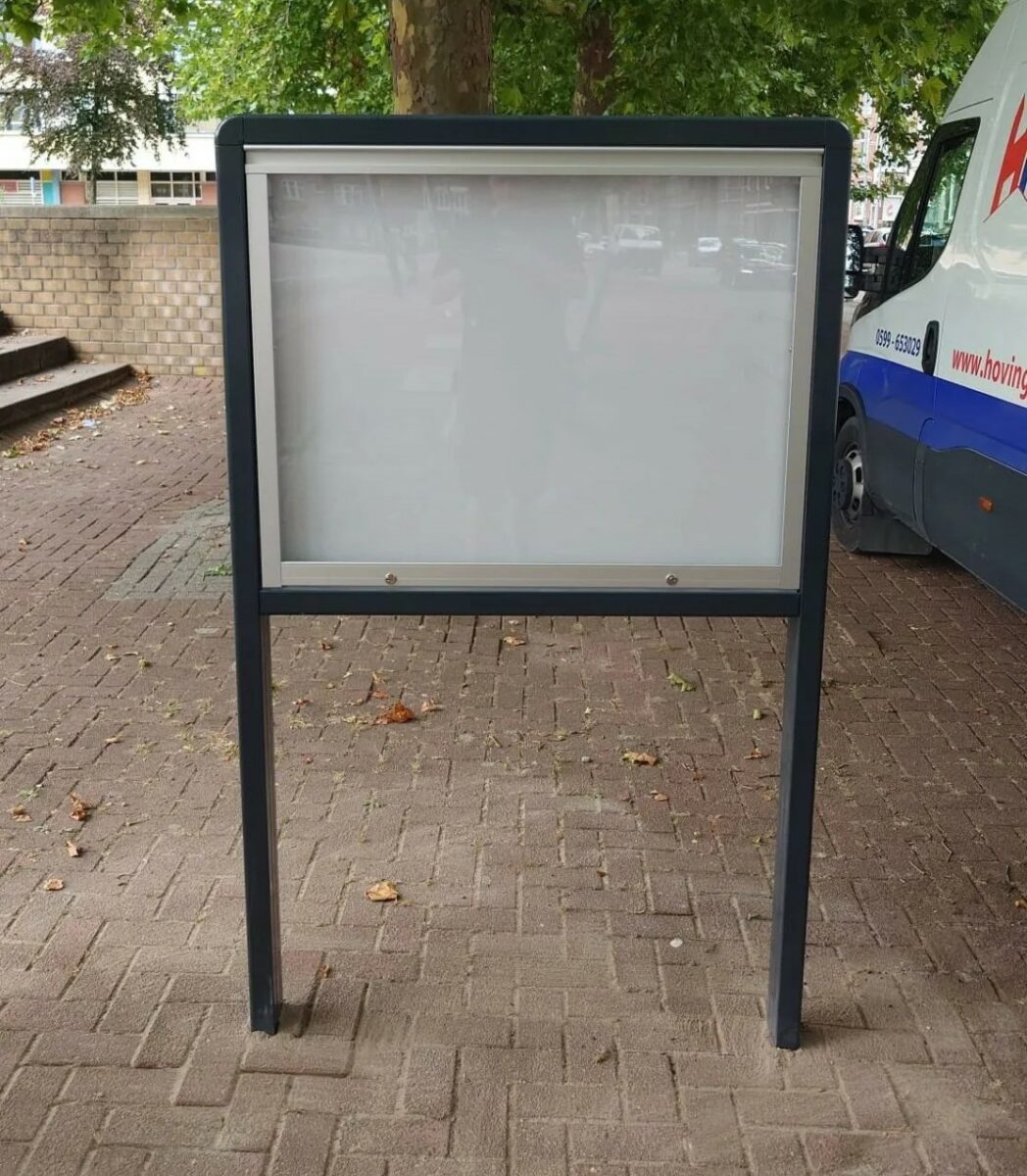 Informatiebord buiten kopen? Praktische kooptips 2 Vrijstaand aluminium informatiebord in openbare ruimte Rotterdam met publicatievitrine voor bezoekersinformatie